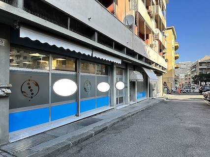 Negozio uso commerciale in vendita a Genova