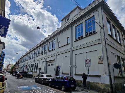 Edificio Direzionale uso ufficio in vendita a Torino
