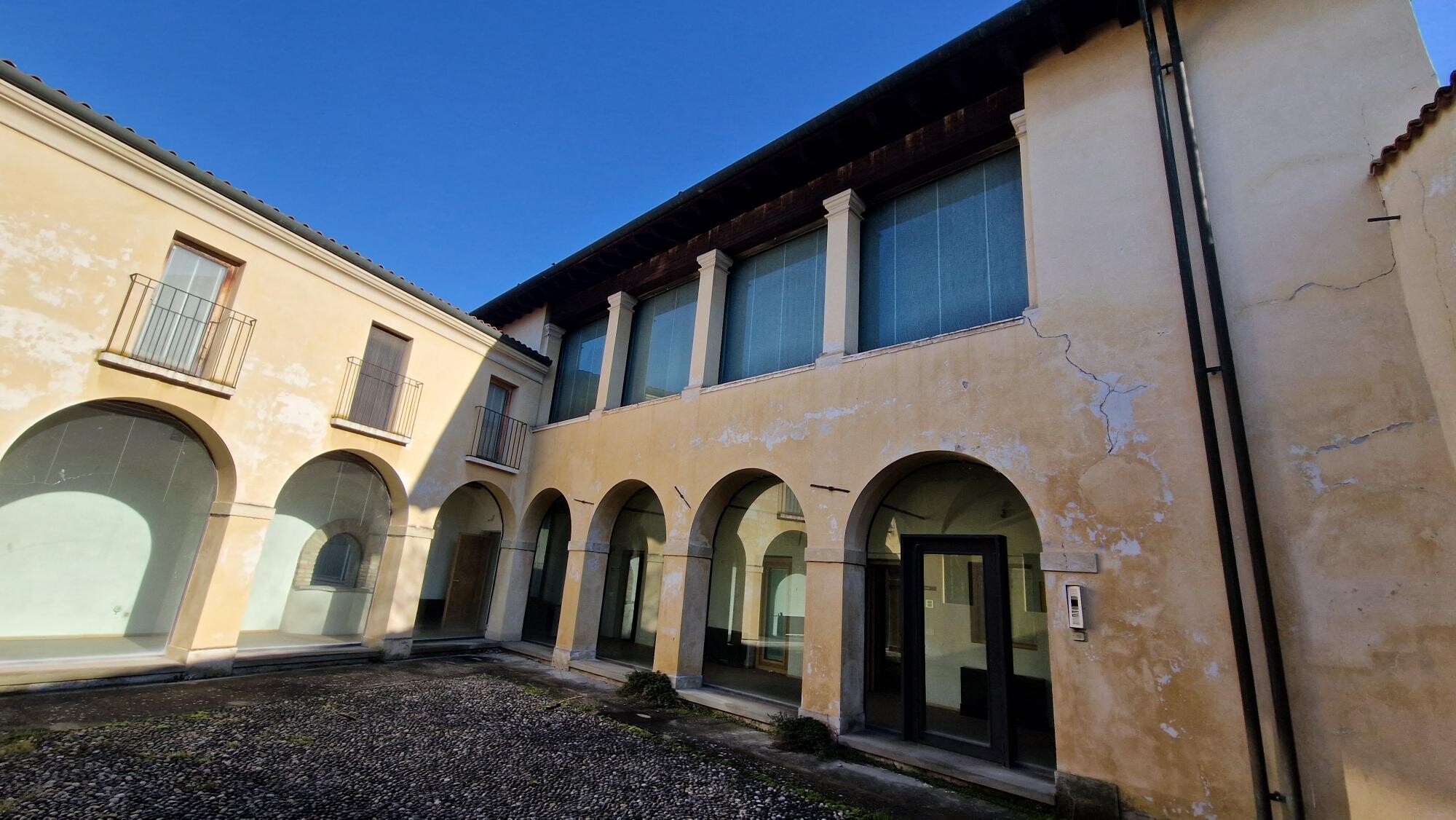 Palazzina uso commerciale vendita a Castiglione delle Stiviere