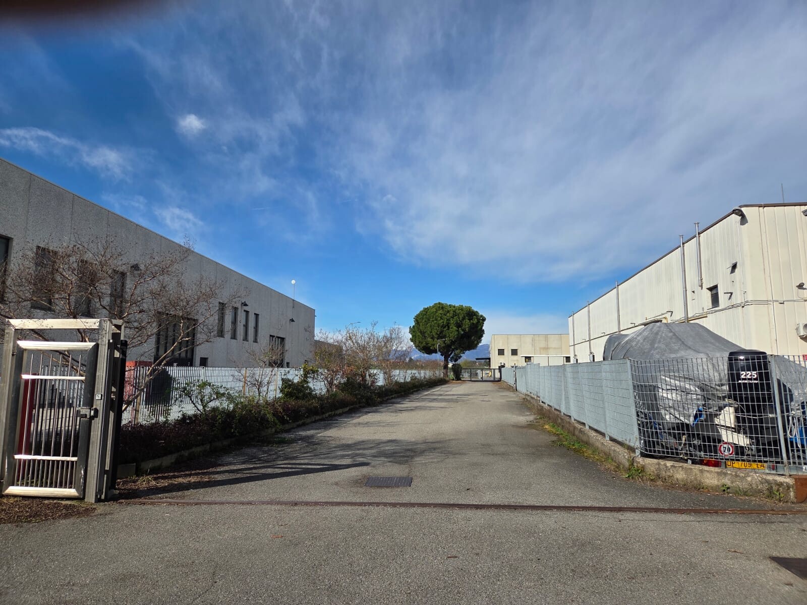 Complesso uso industriale affitto a Sulbiate