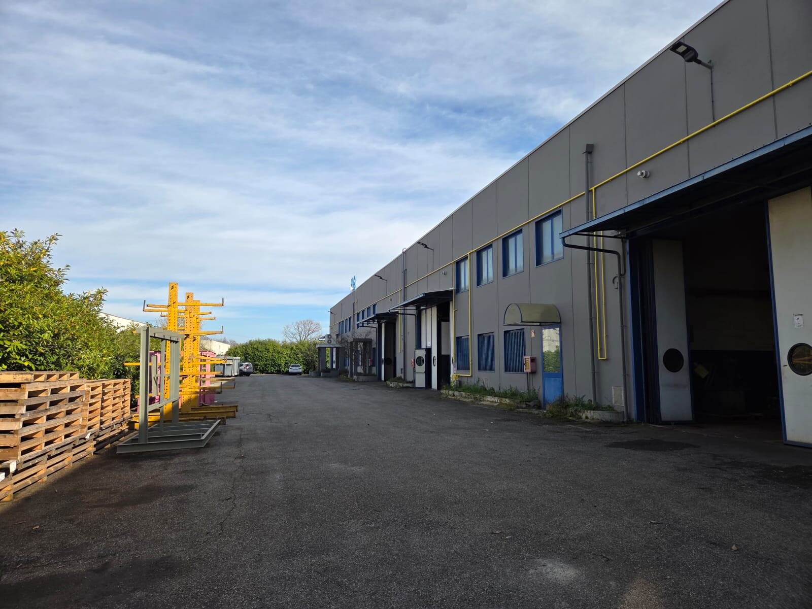 Complesso uso industriale affitto a Sulbiate