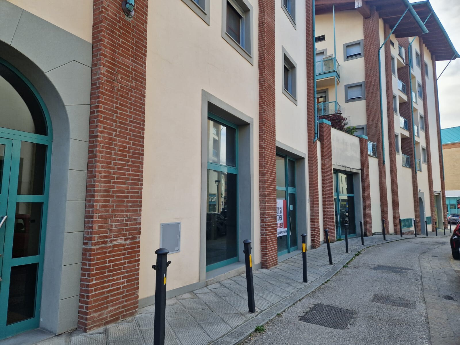 Negozio uso commerciale affitto a Firenze