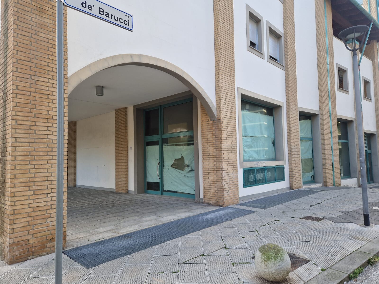 Negozio uso commerciale affitto a Firenze