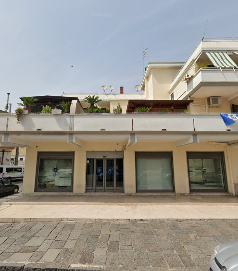 Negozio uso commerciale affitto a Caivano