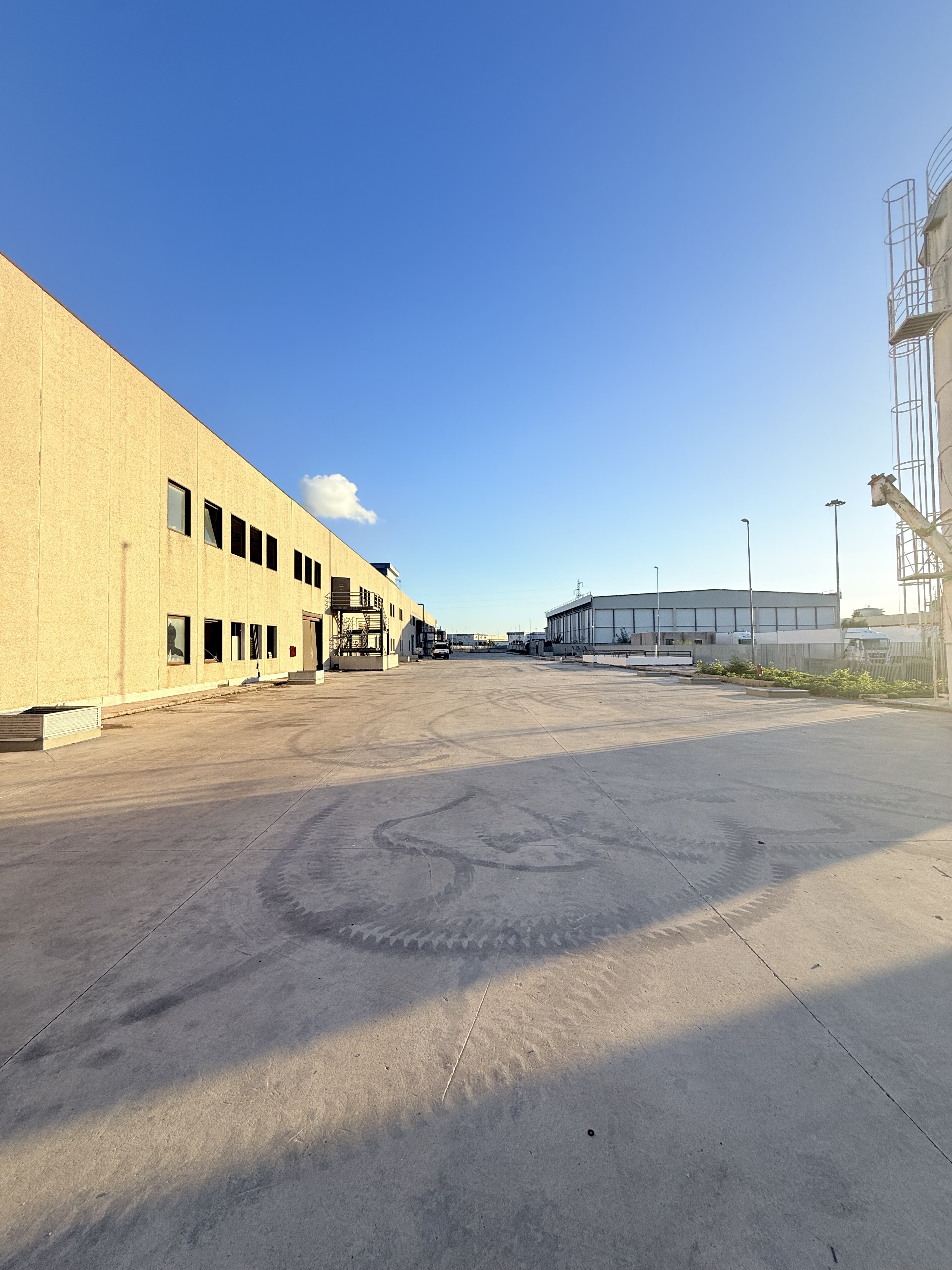 Complesso uso industriale affitto a Modugno