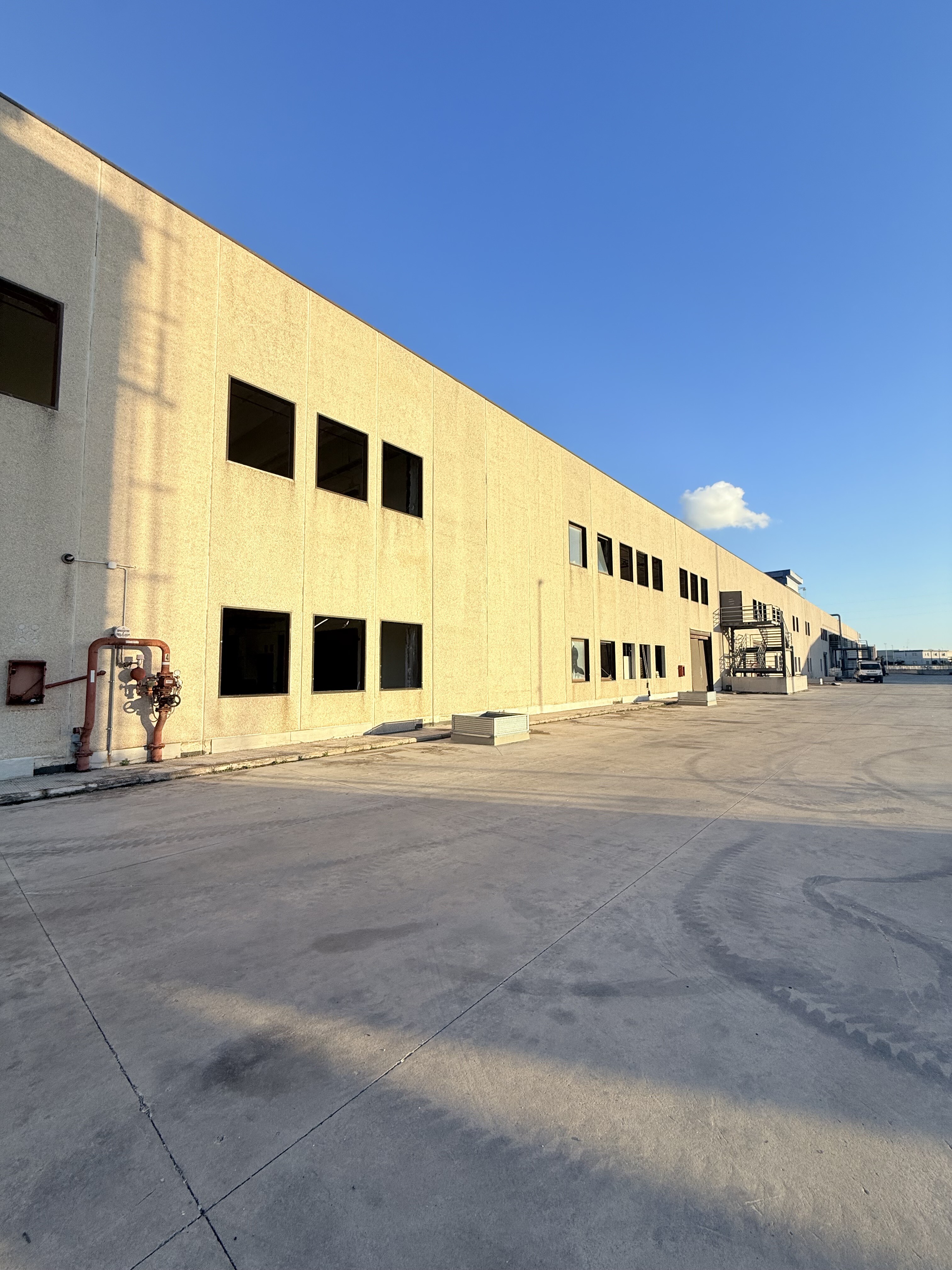 Complesso uso industriale affitto a Modugno