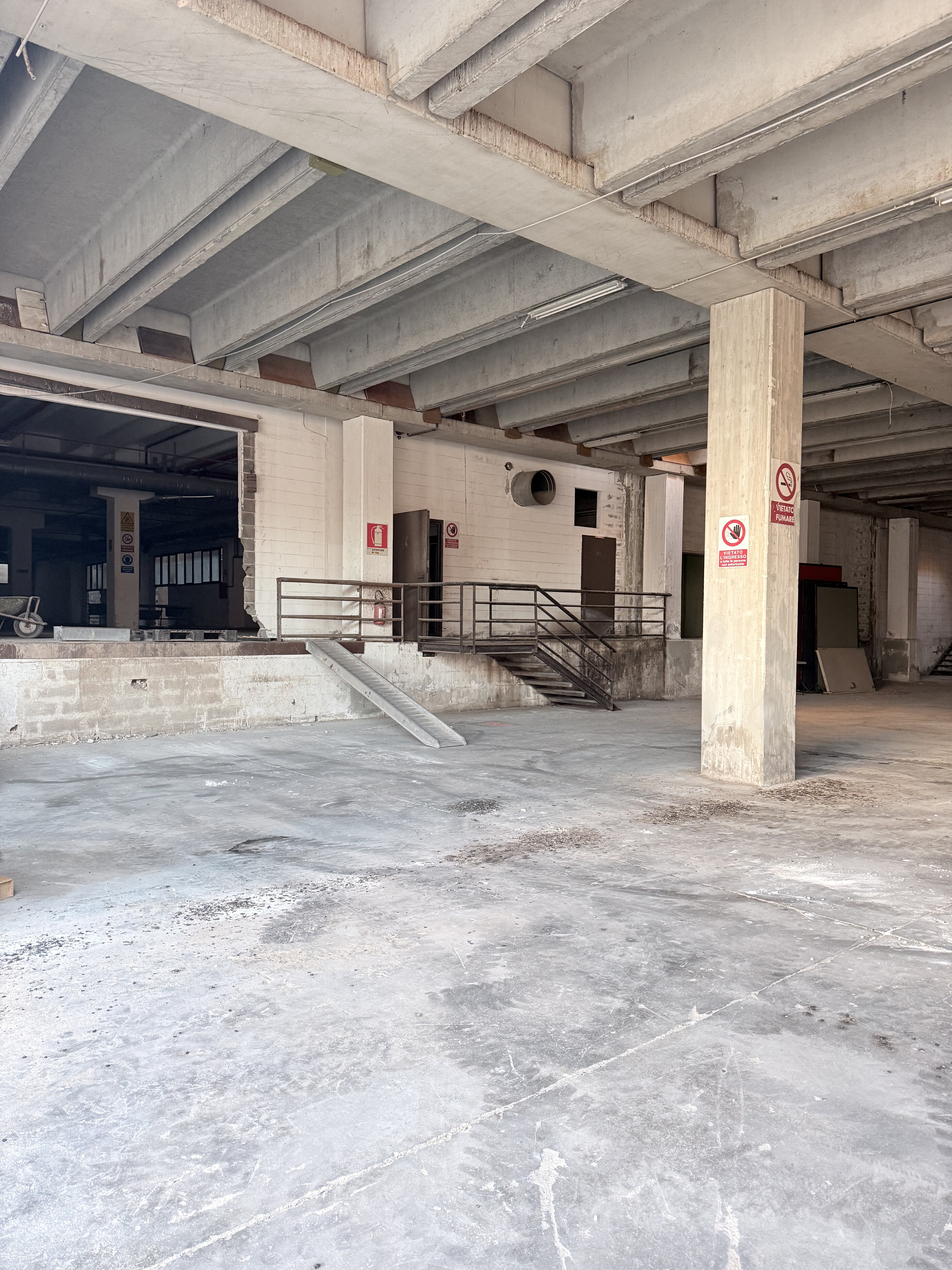 Complesso uso industriale affitto a Modugno