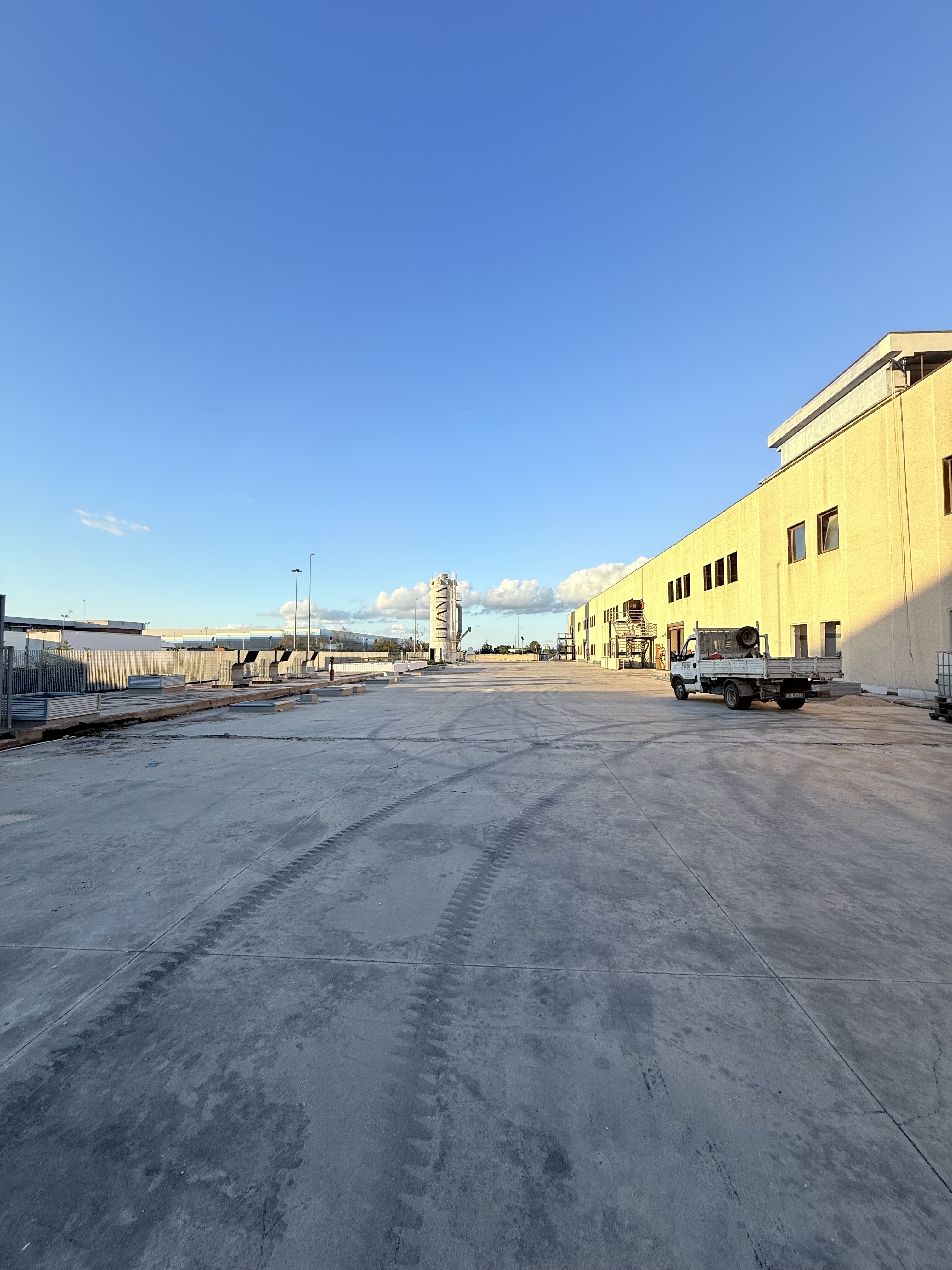 Complesso uso industriale affitto a Modugno