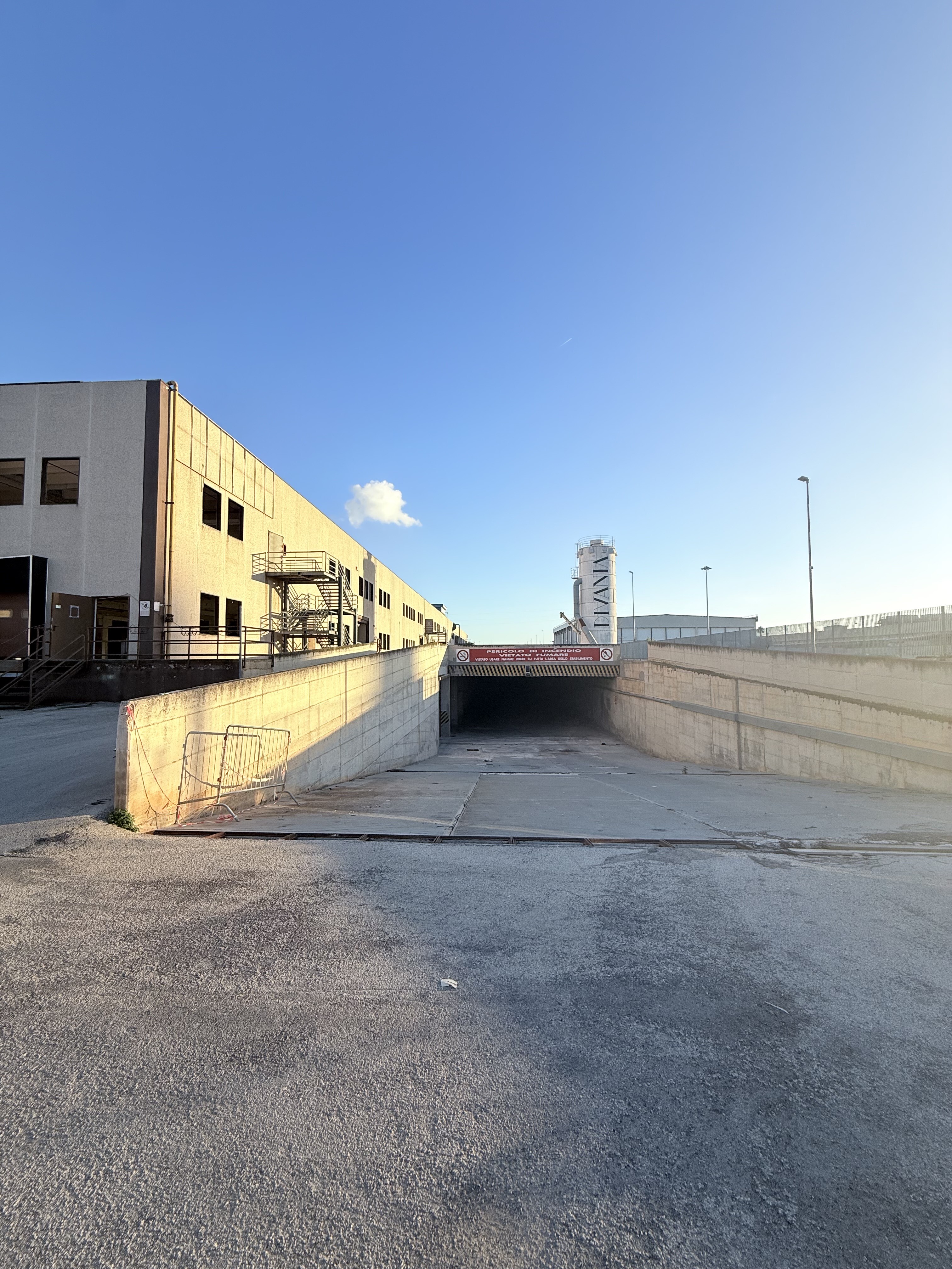 Complesso uso industriale affitto a Modugno