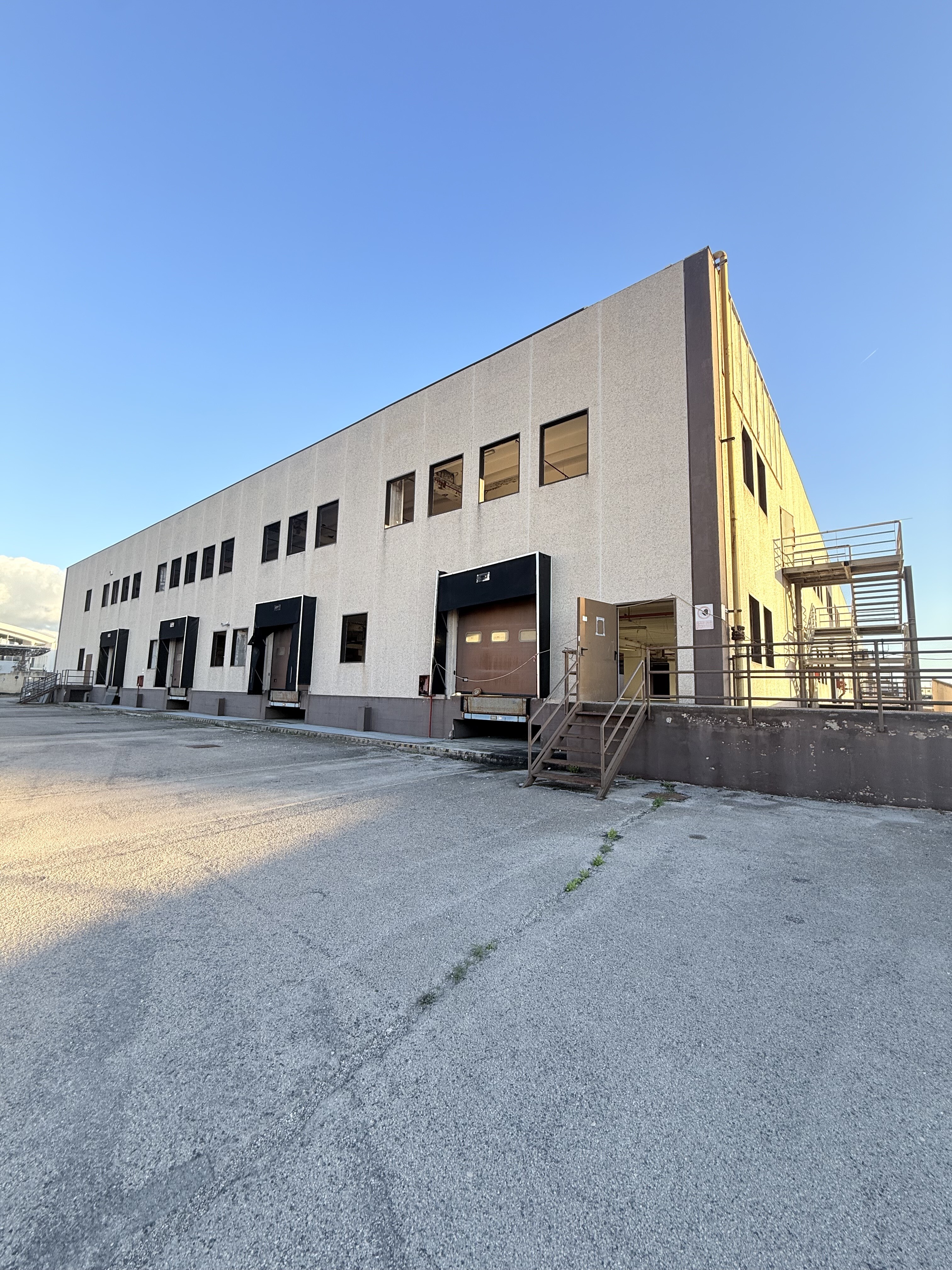 Complesso uso industriale affitto a Modugno