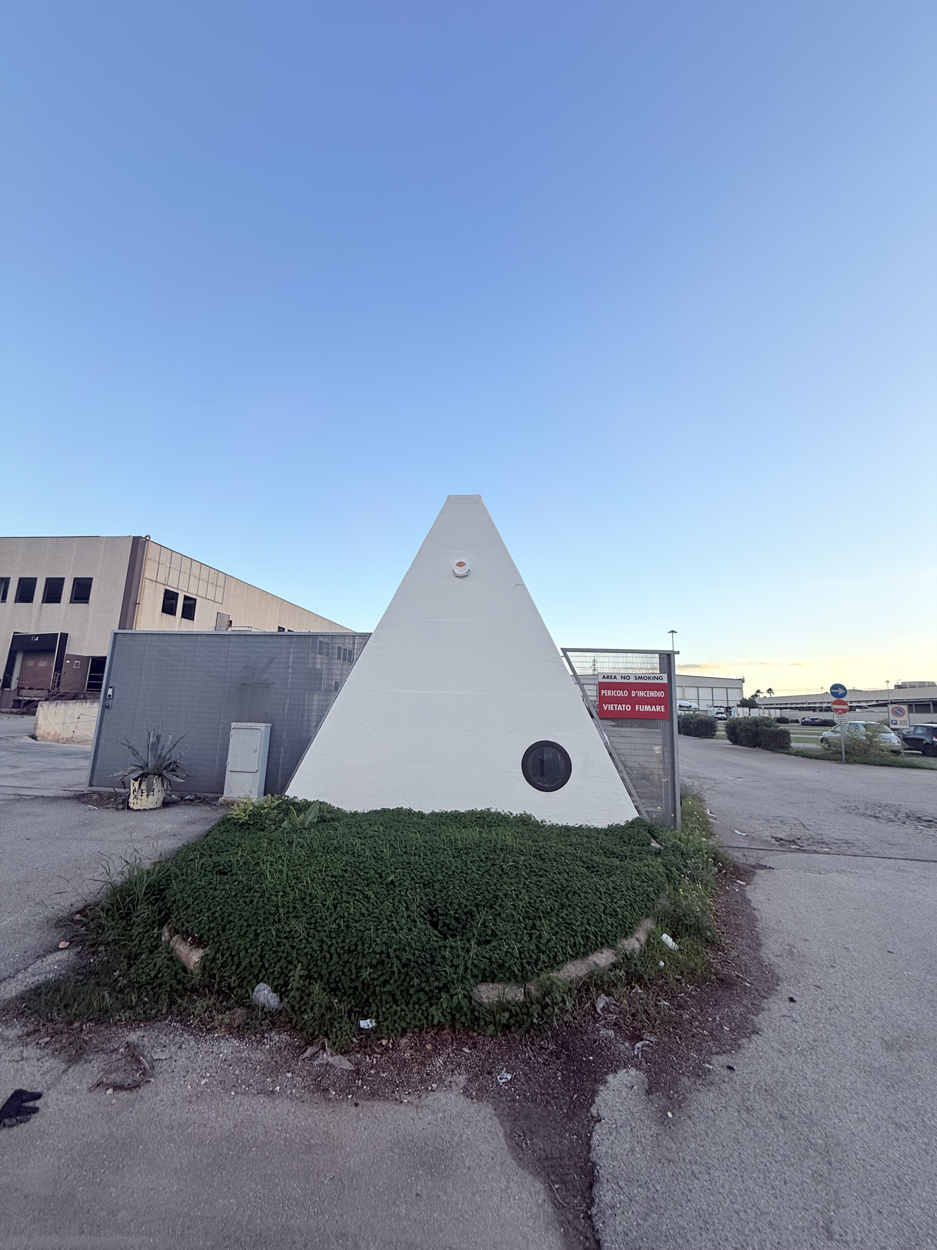 Complesso uso industriale affitto a Modugno