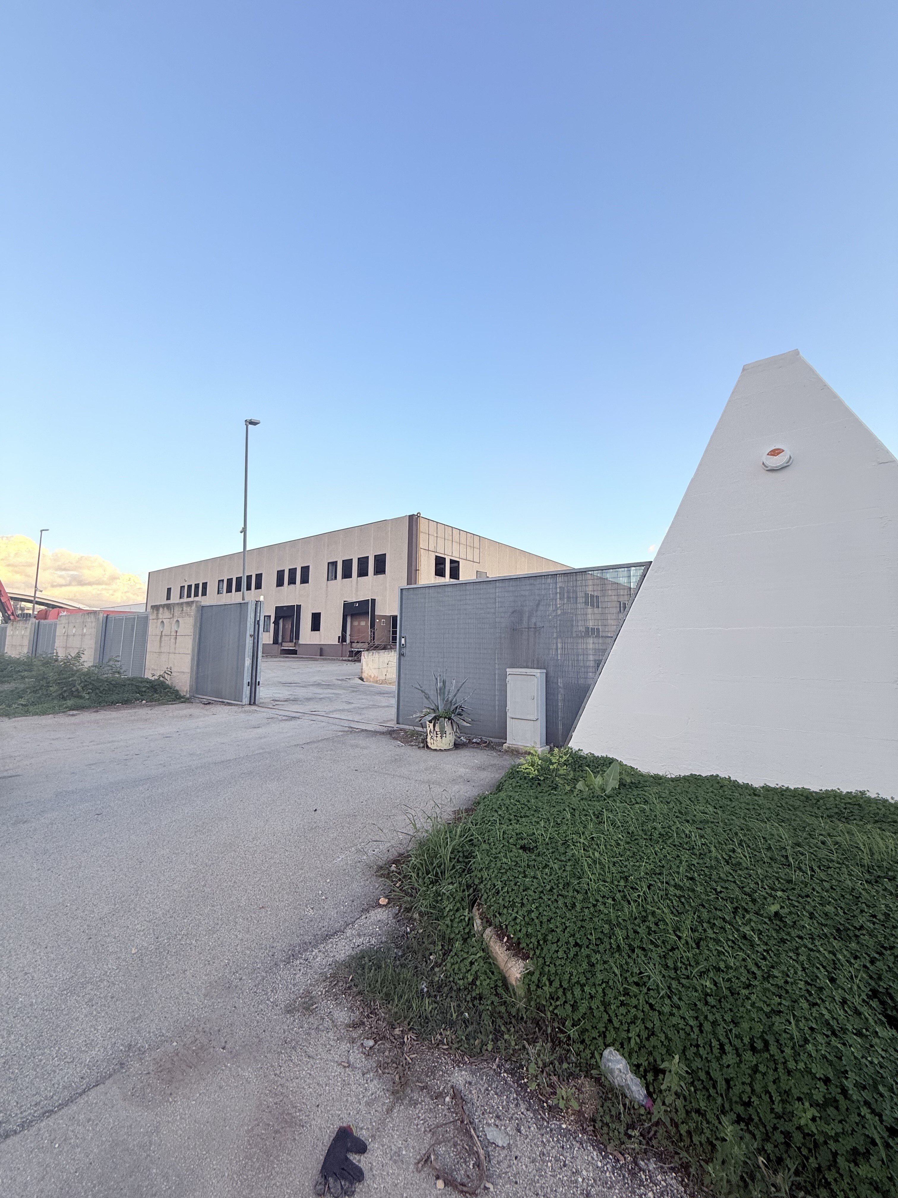 Complesso uso industriale affitto a Modugno