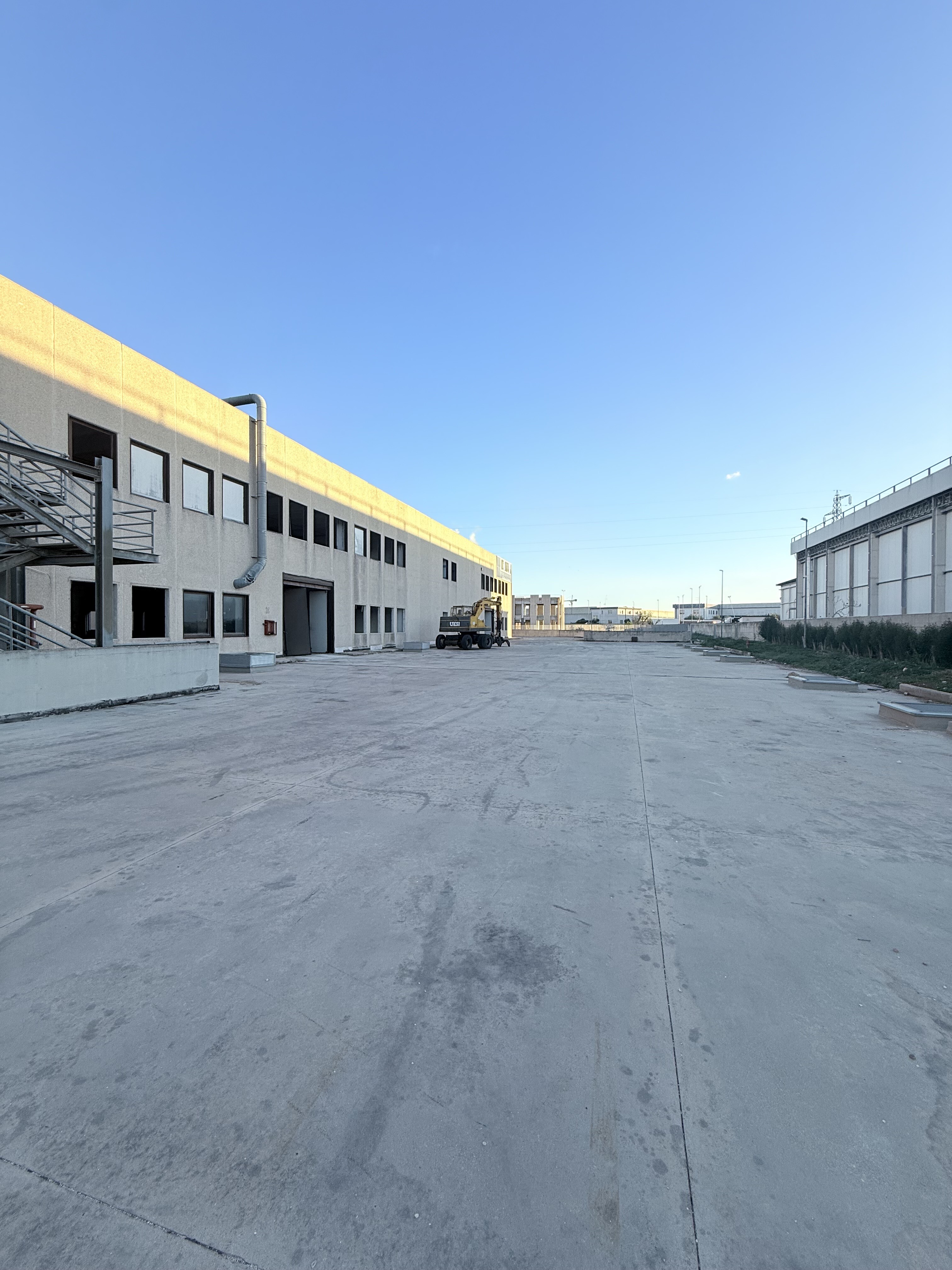 Complesso uso industriale affitto a Modugno