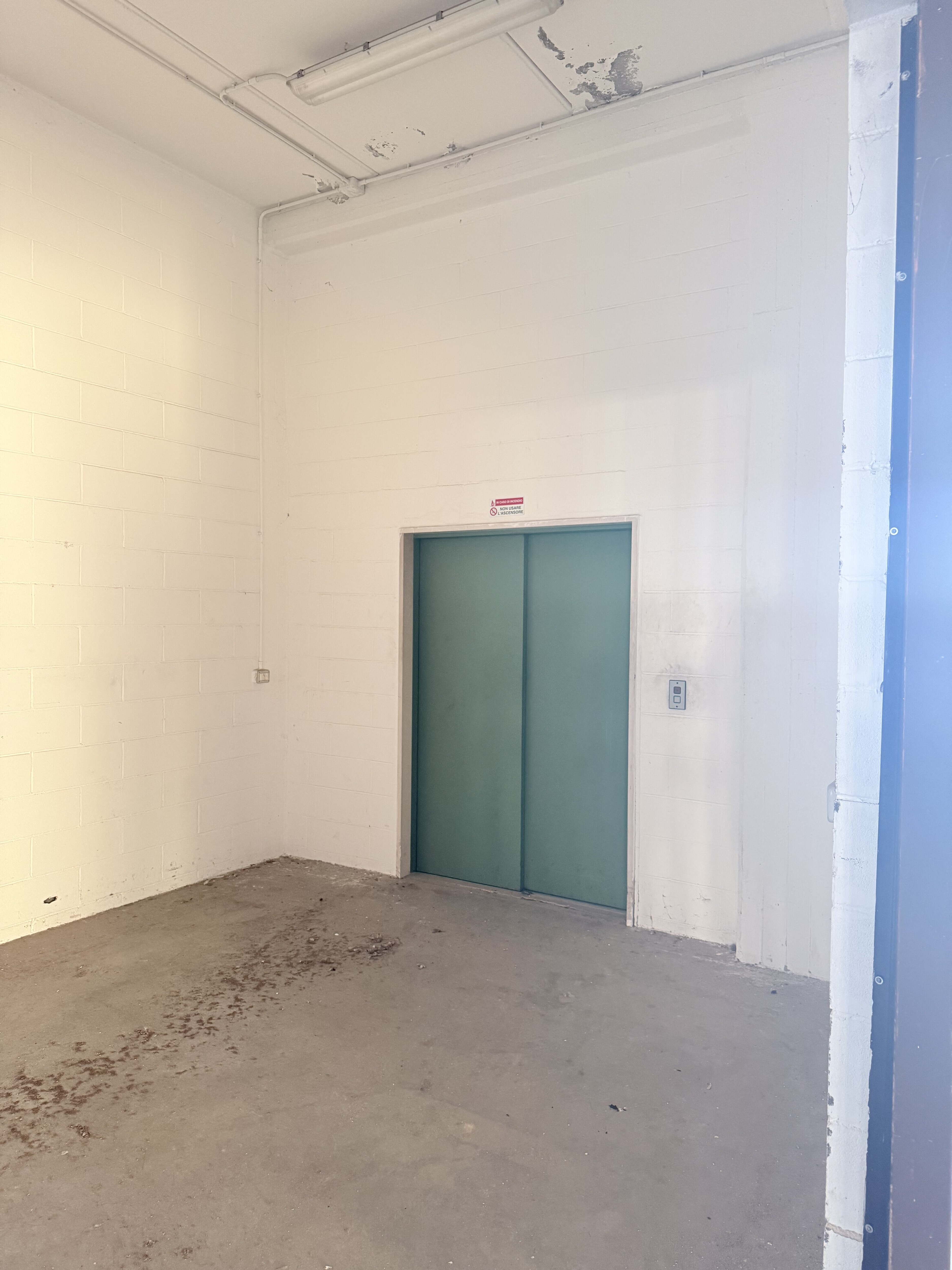 Complesso uso industriale affitto a Modugno