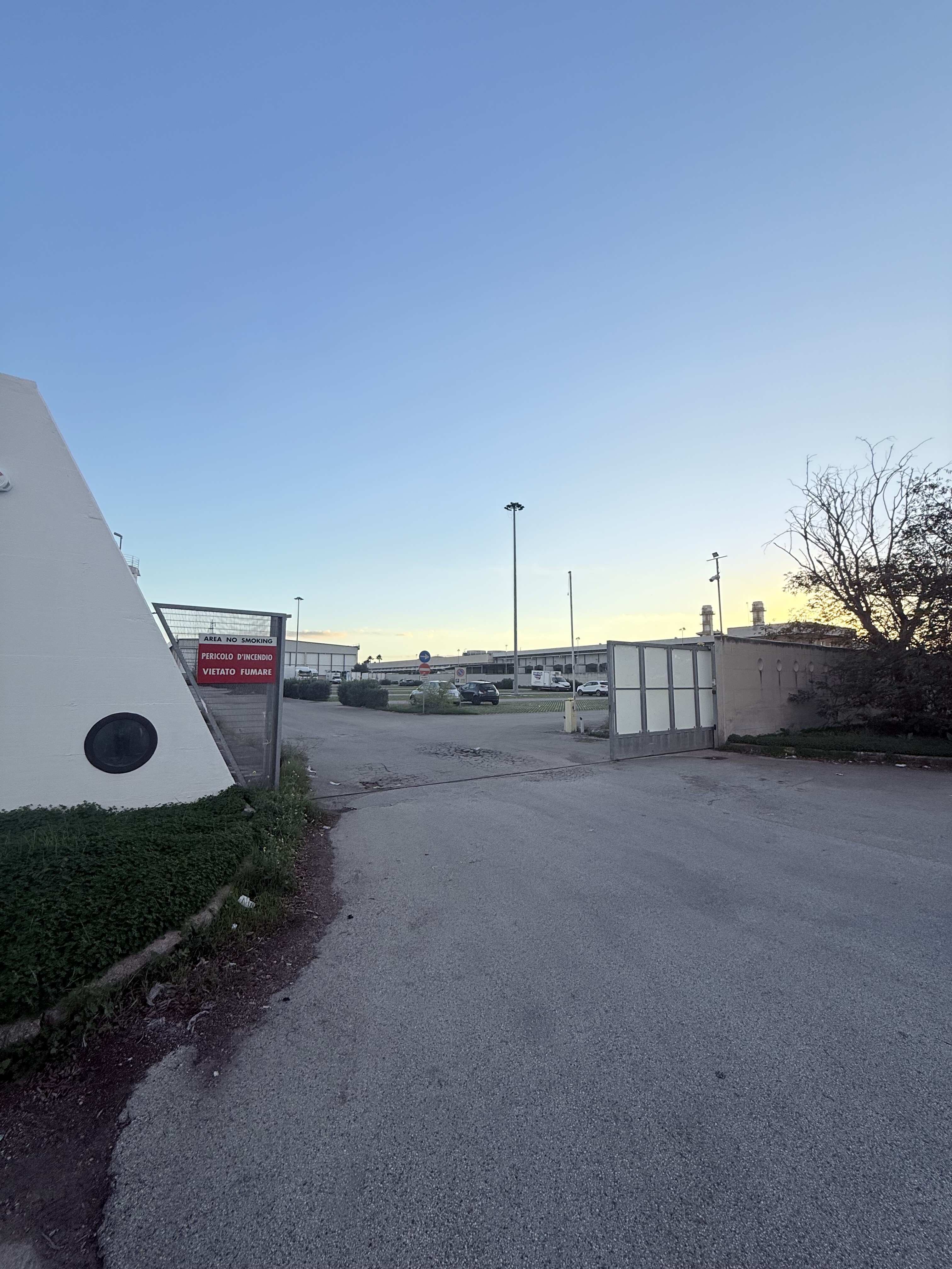 Complesso uso industriale affitto a Modugno