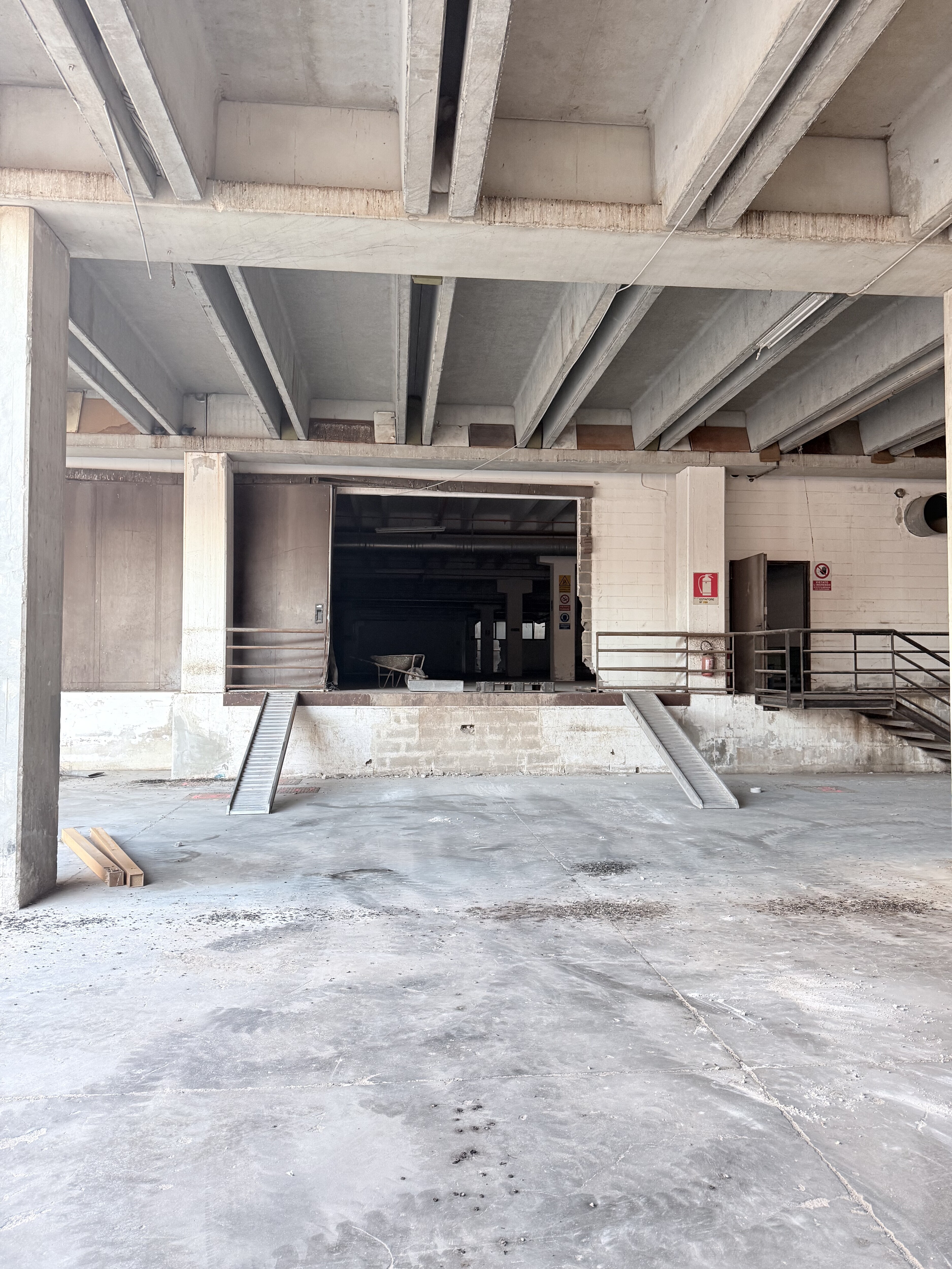 Complesso uso industriale affitto a Modugno