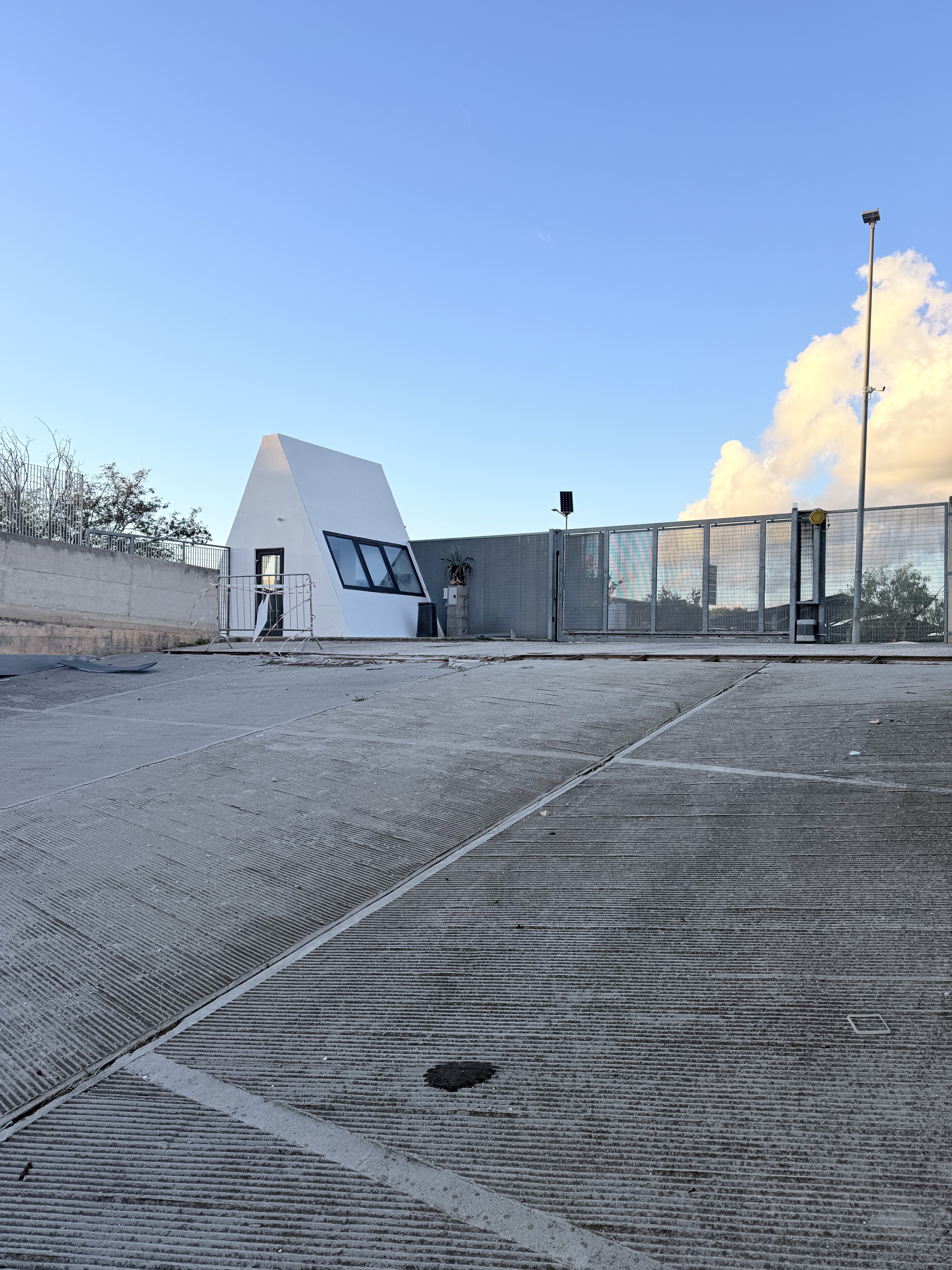 Complesso uso industriale affitto a Modugno