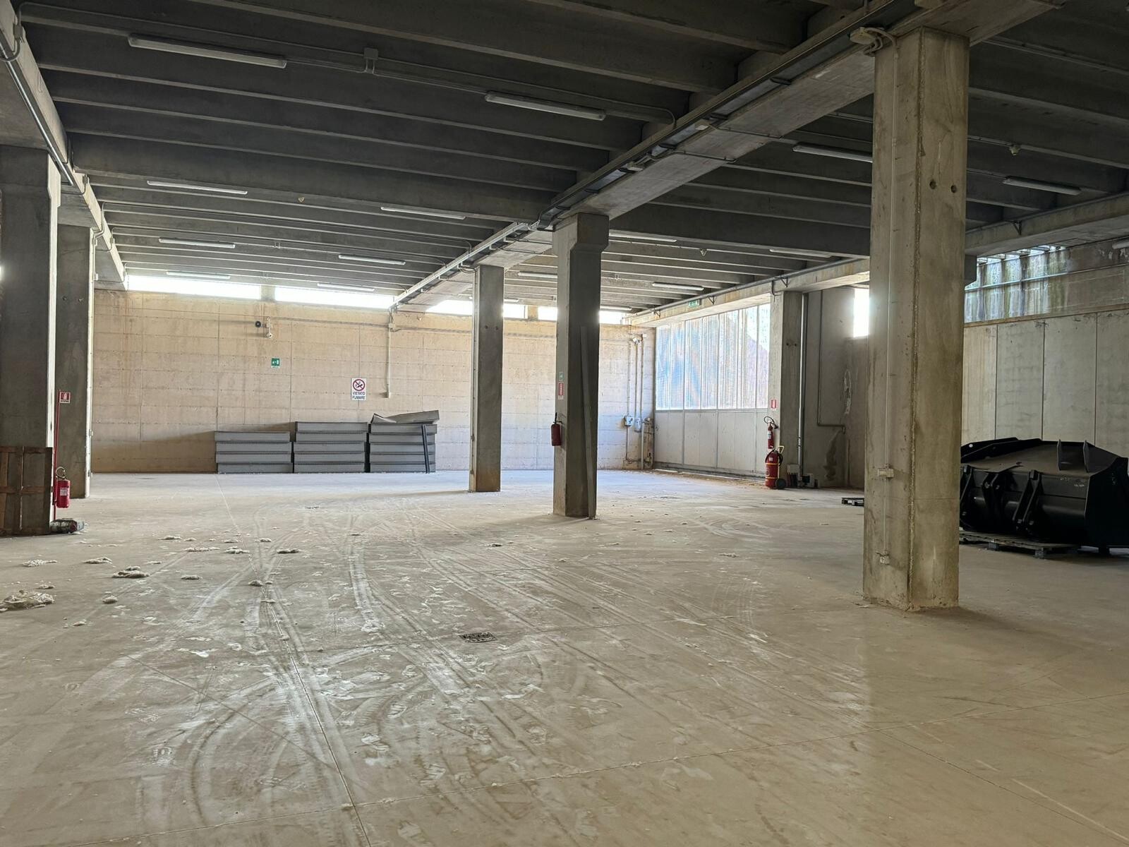 Complesso uso industriale affitto a Modugno