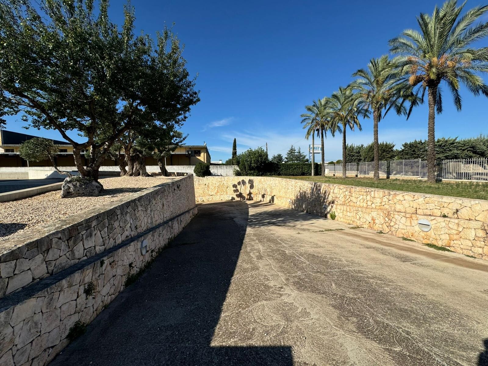 Complesso uso industriale affitto a Modugno