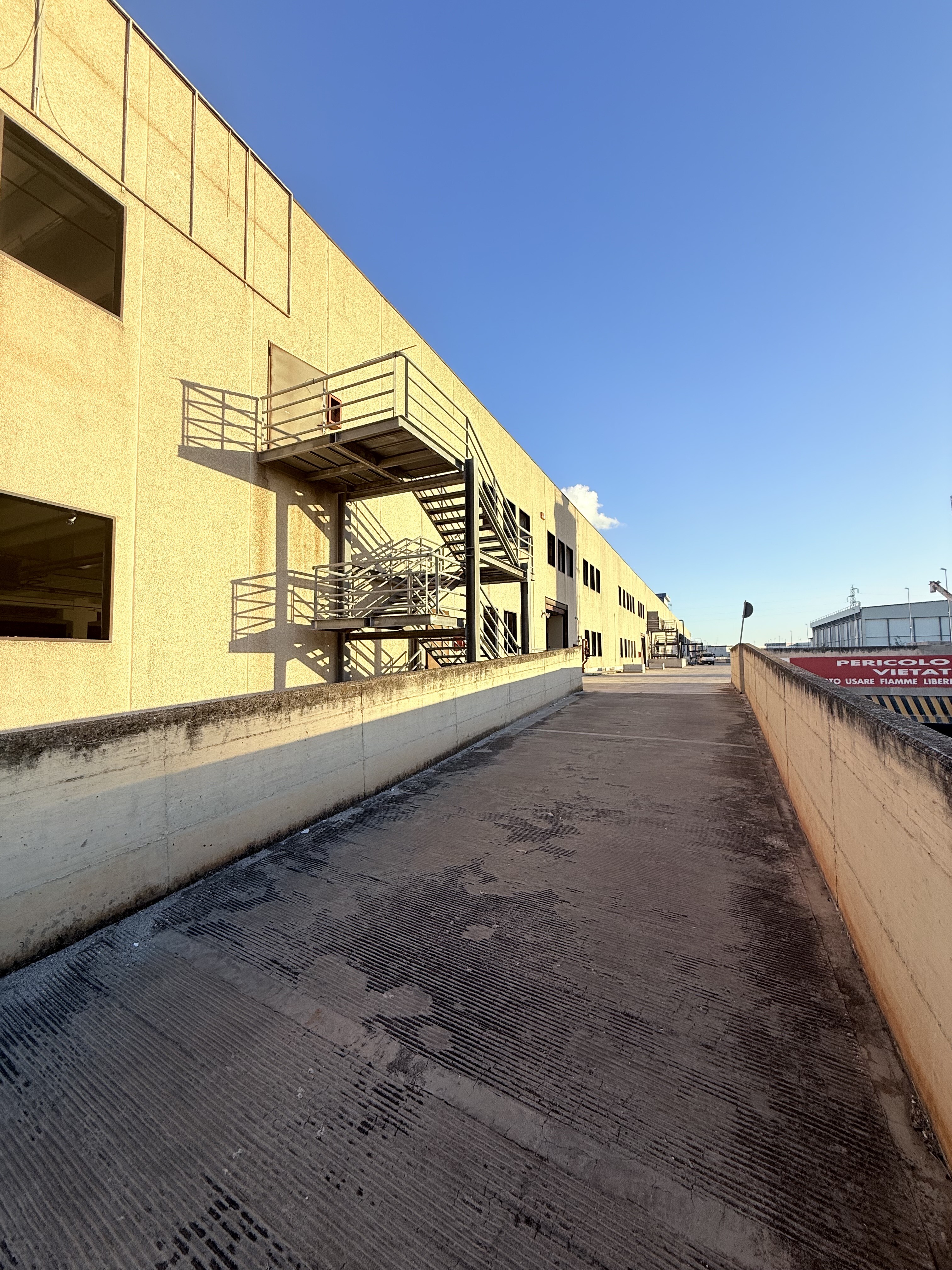 Complesso uso industriale affitto a Modugno