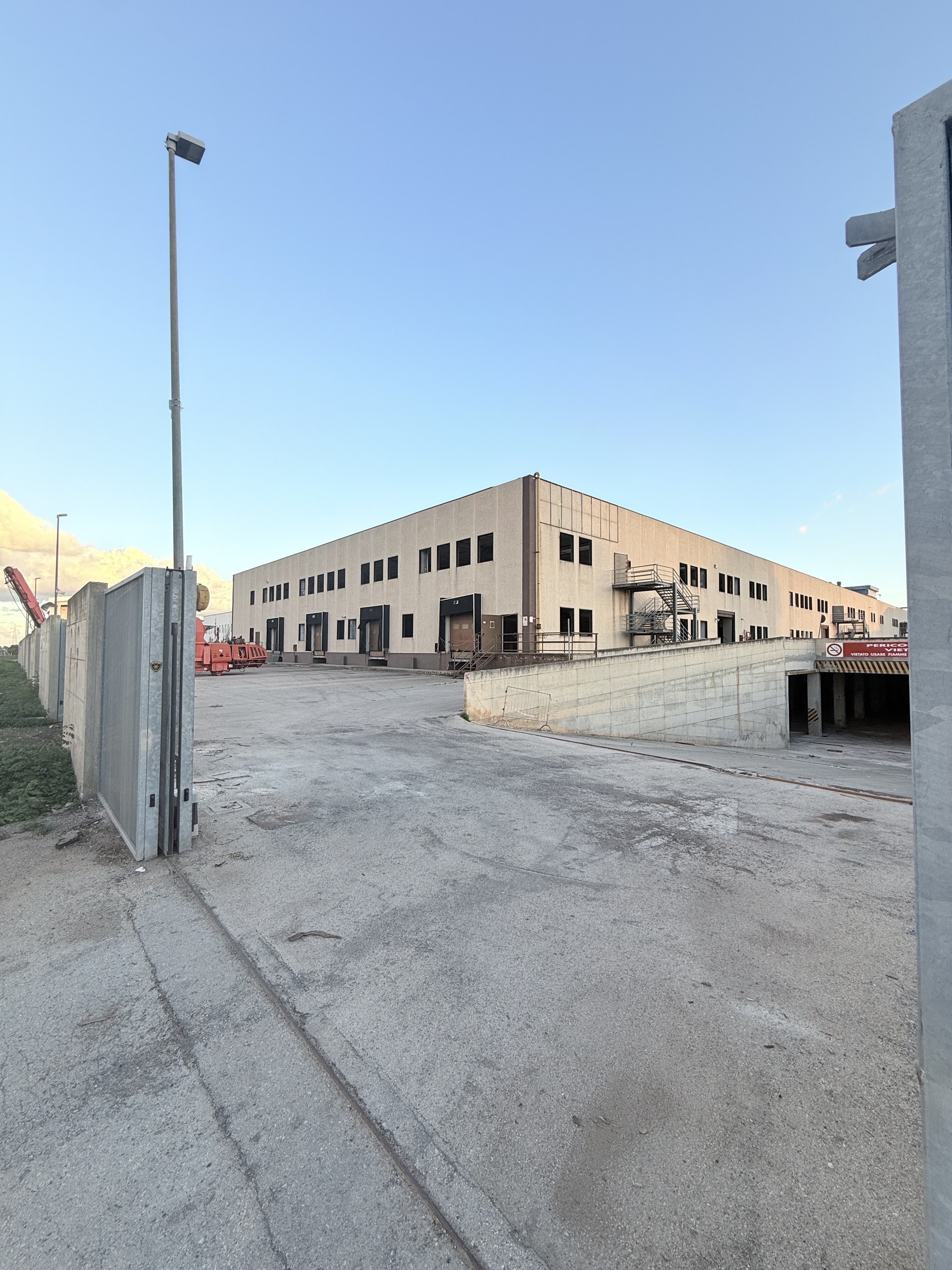 Complesso uso industriale affitto a Modugno