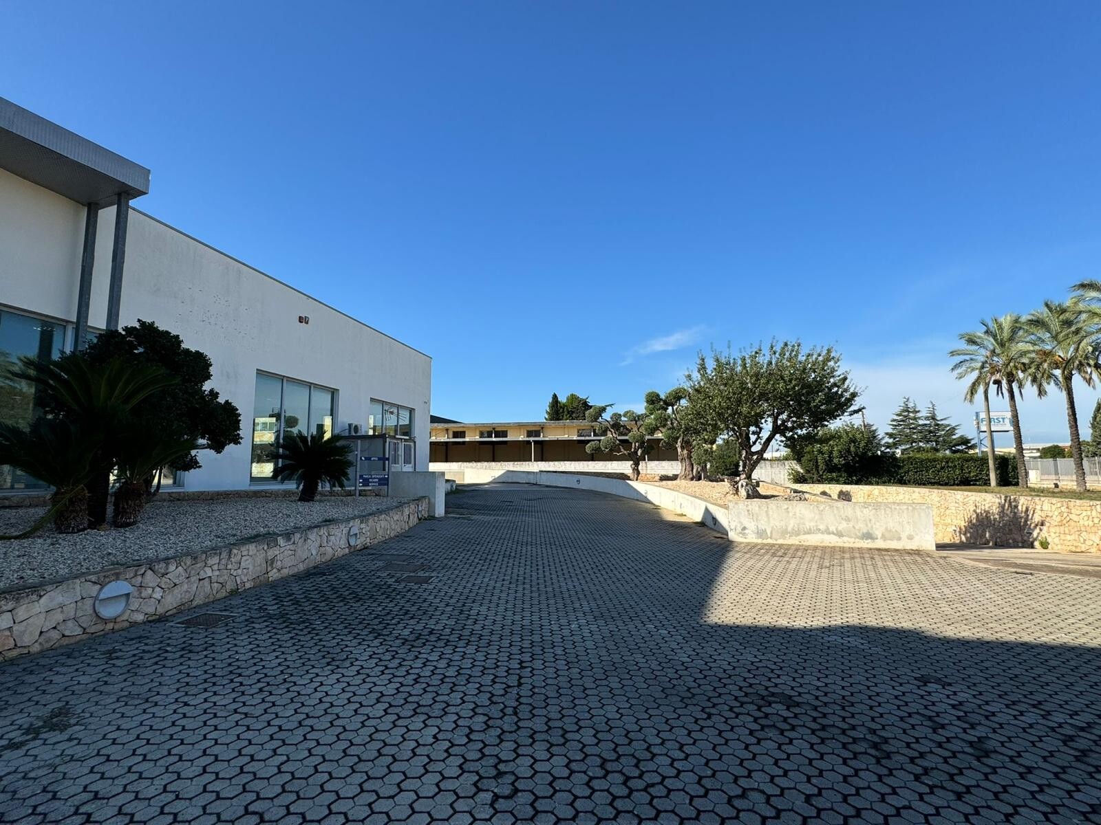 Complesso uso industriale affitto a Modugno